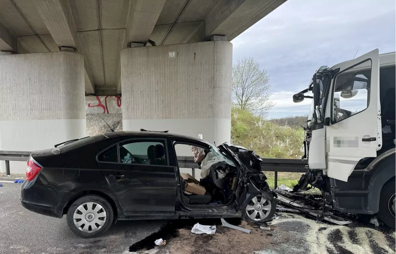 Lkw-Unfall auf der B16: Autofahrer (34) aus dem Kreis Kelheim in Ernsgaden schwer verletzt