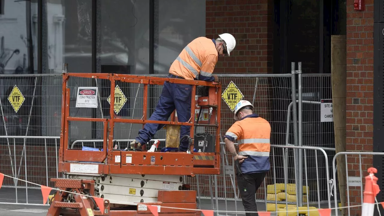 Worker dies after falling at Melbourne construction site