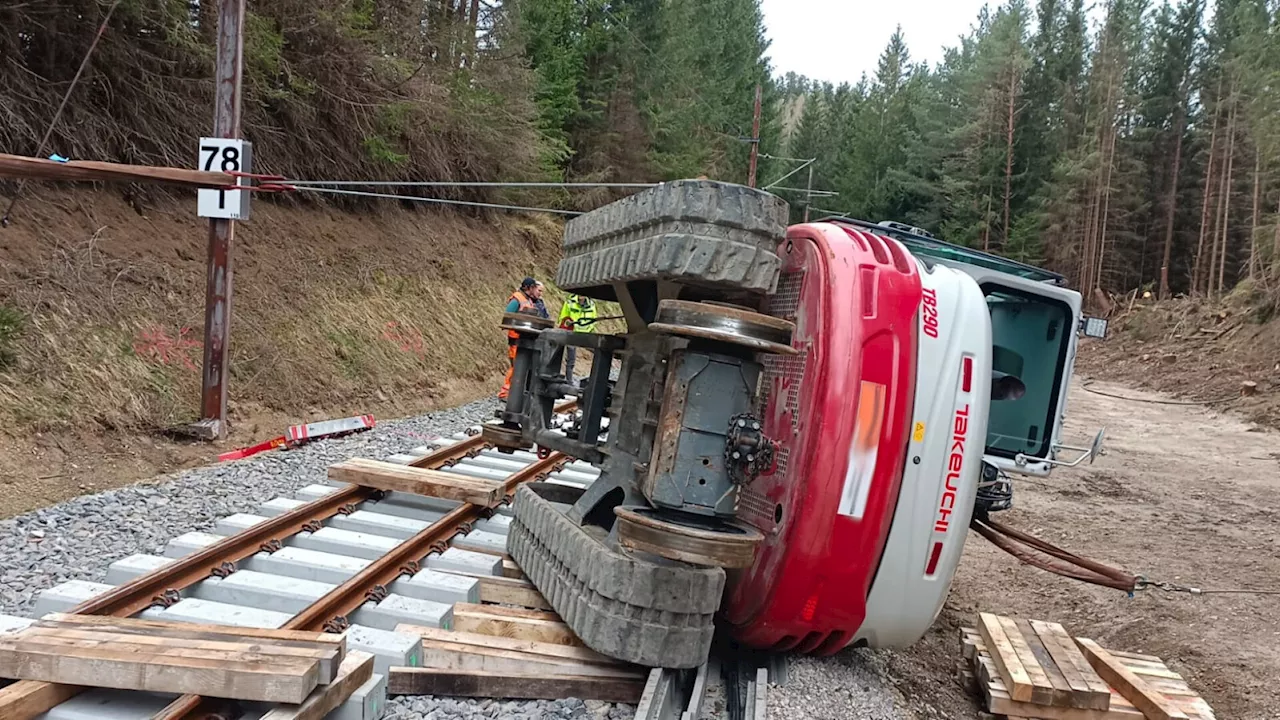 Baumaschine kippt bei Gleisarbeiten auf Mariazellerbahnstrecke