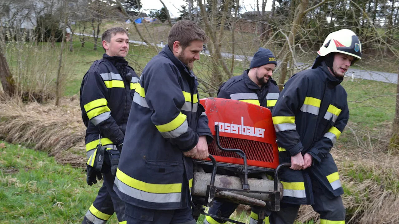 Übung: Feuer am Gelände des Sägewerks