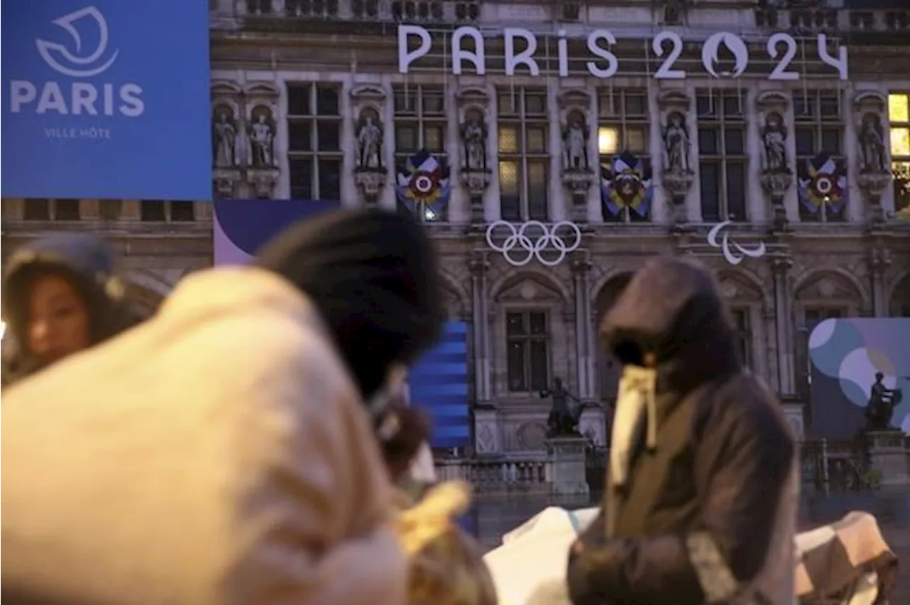 French Police Remove Migrants from Paris City Hall Ahead of Olympics