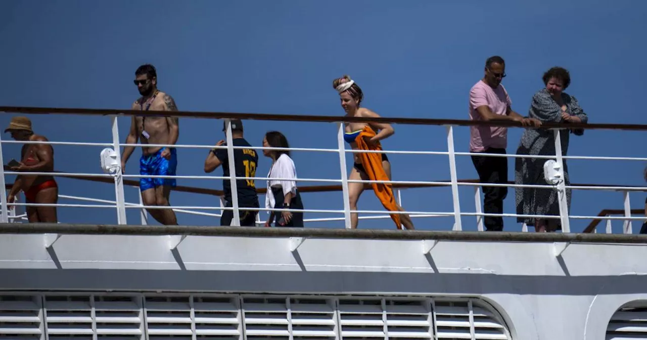 Kreuzfahrtschiff in Barcelona wegen Einreiseproblemen festgehalten