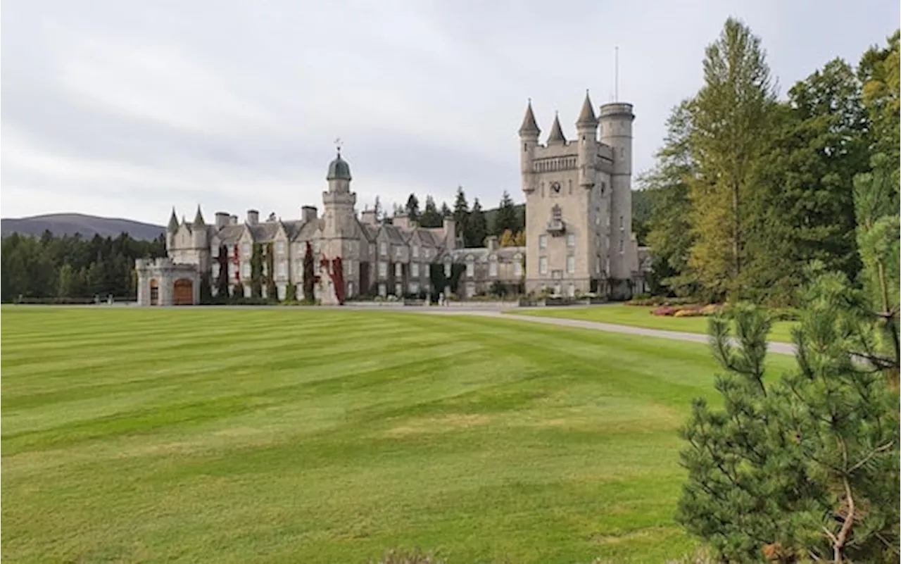 Re Carlo apre le porte del Castello di Balmoral, i primi tour nelle stanze reali