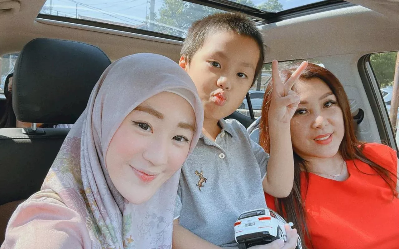 Larissa Chou Pakaikan Kerudung ke Sang Ibu yang Beda Agama