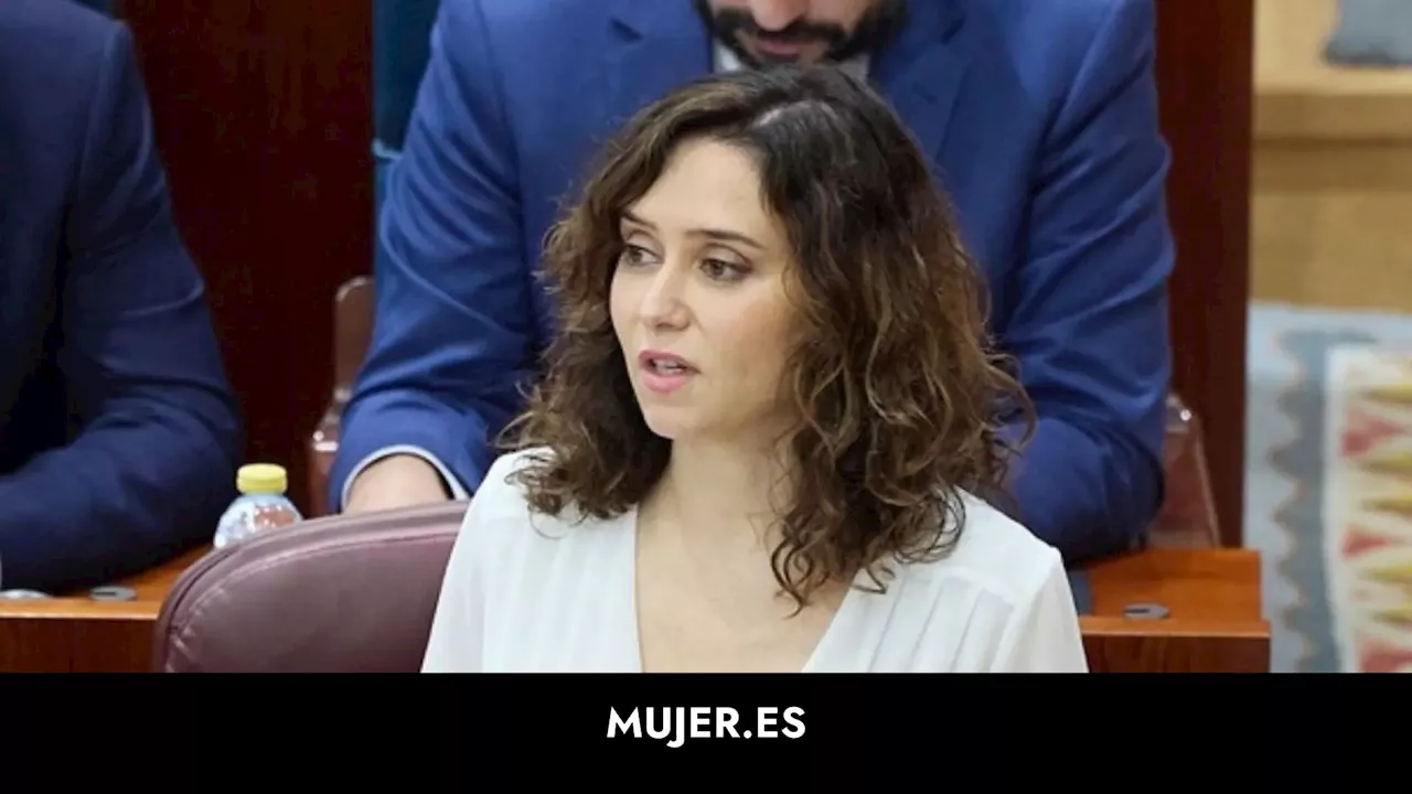 Isabel Díaz Ayuso se atreve con la blusa cruzada de escote más peligroso