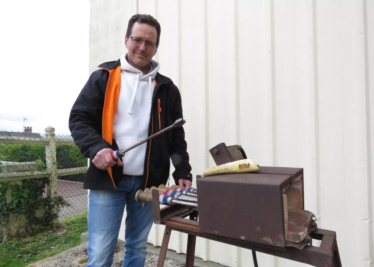 Au Marais-Vernier, Sébastien Ratiskol succède à Paul Legendre pour forger les étampes du 1er mai