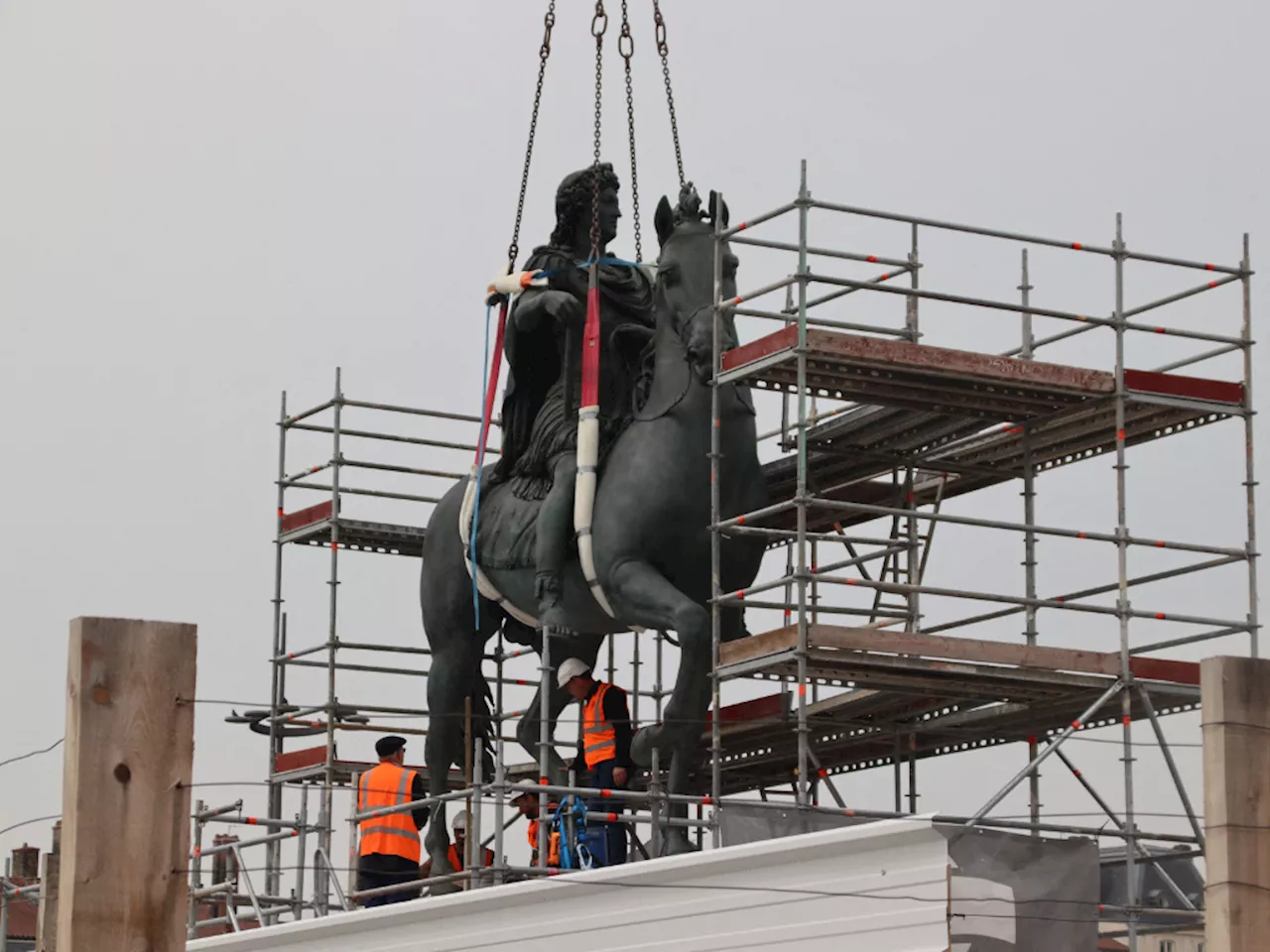 VIDEO. Lyon : un chantier colossal place Bellecour, la statue de Louis XIV est de retour