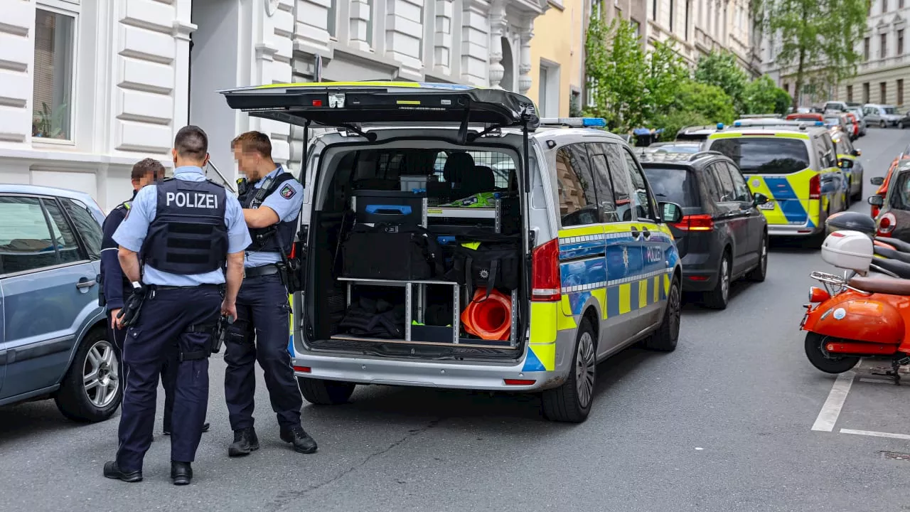 Razzia in Wuppertal: Mann schießt mit Maschinenpistole