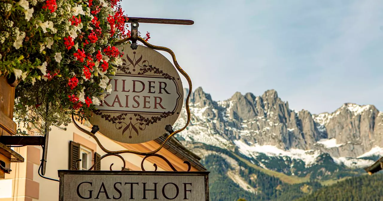 Maibaum stürzt auf 'Bergdoktor'-Gasthaus