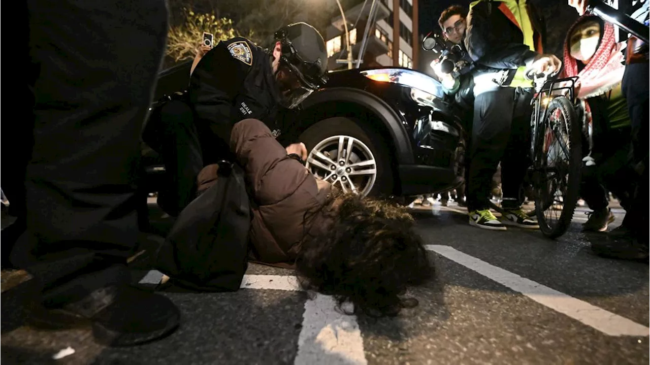 Manifestantes foram presos em mais de 20 universidades em 16 estados nos EUA