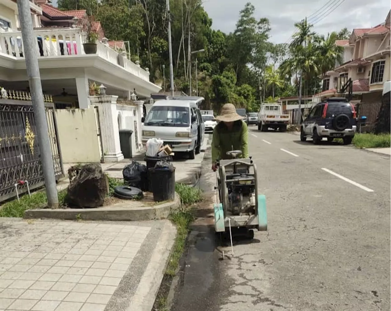 Jabatan Air baiki paip rosak di Beaufort, Inanam