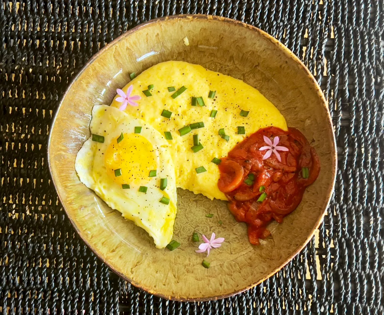 Lekker Brekker Monday: Cheesy polenta with a fried egg & onion-tomato relish