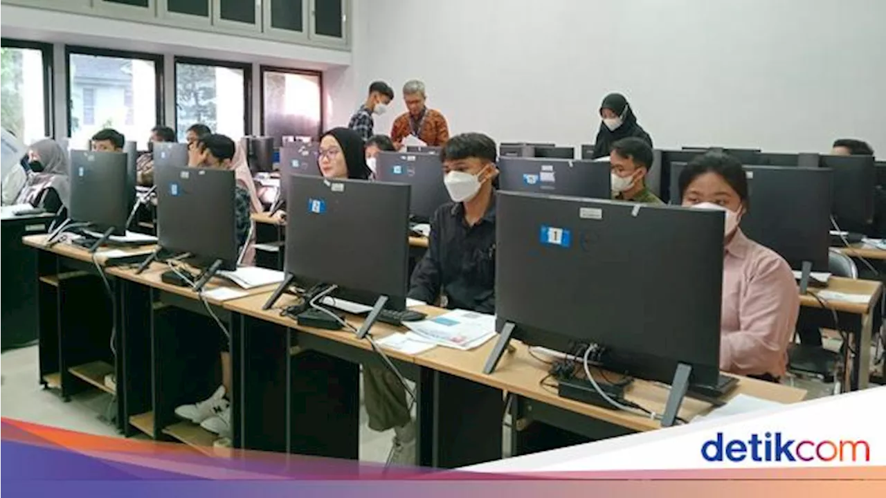 Potret UTBK SNBT 2024 di UGM Hari Pertama, Ada Orang Tua Ikut Menunggu