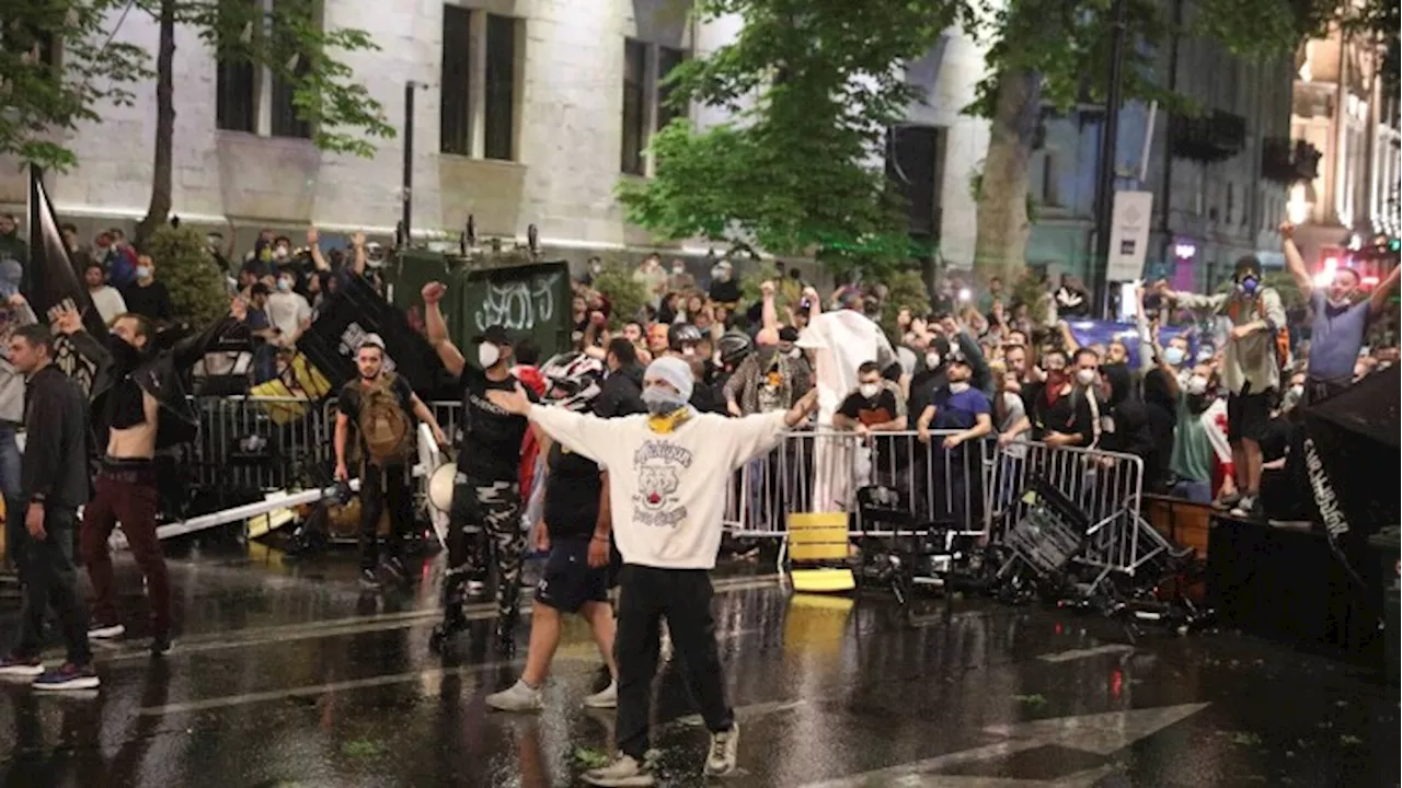 Politiet har taget tåregas og vandkanoner i brug under store protester i Georgien | Nyheder