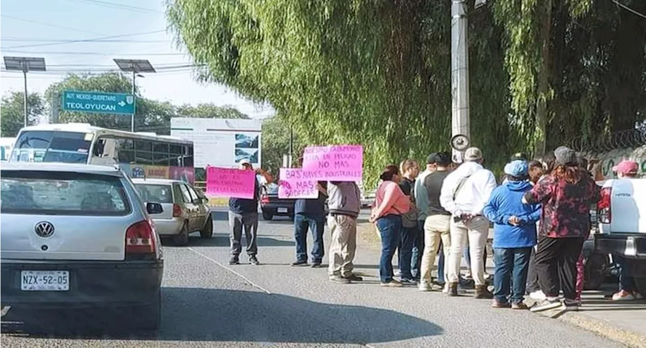 Bloquean carretera Las Ánimas en Cuautitlán, Edomex, por construcción de naves industriales