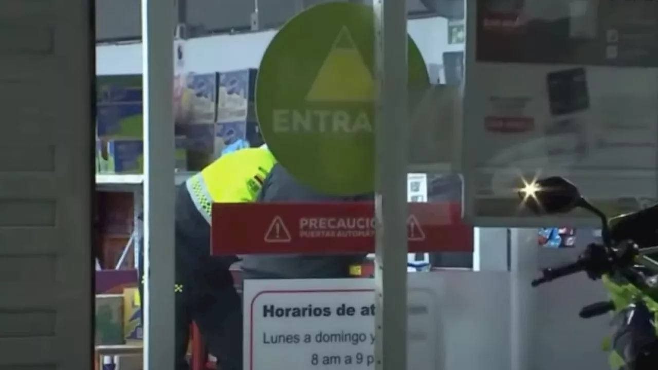 Robo en reconocido supermercado de Bogotá: ladrones huyeron y dejaron sus armas en el local