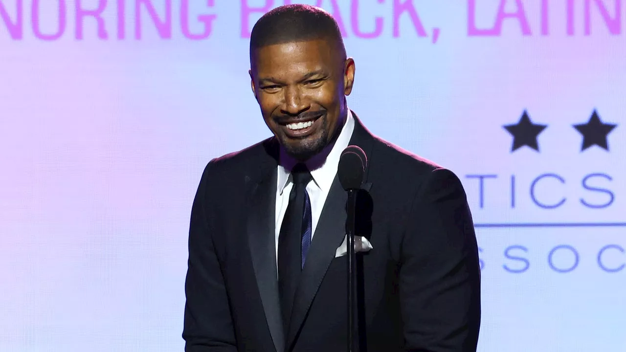 Star Sightings: Jamie Foxx Orders Hundreds of Wings From Wingstop, Selena Gomez Looks Chic in New York City