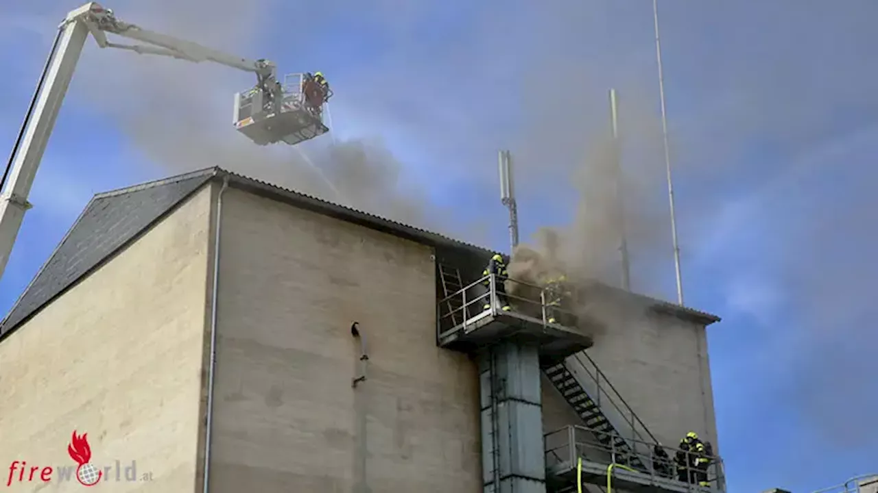 Oö: Alarmstufe II bei brennenden Turm eines Unternehmens in Garsten → 14 AS-Trupps im Einsatz