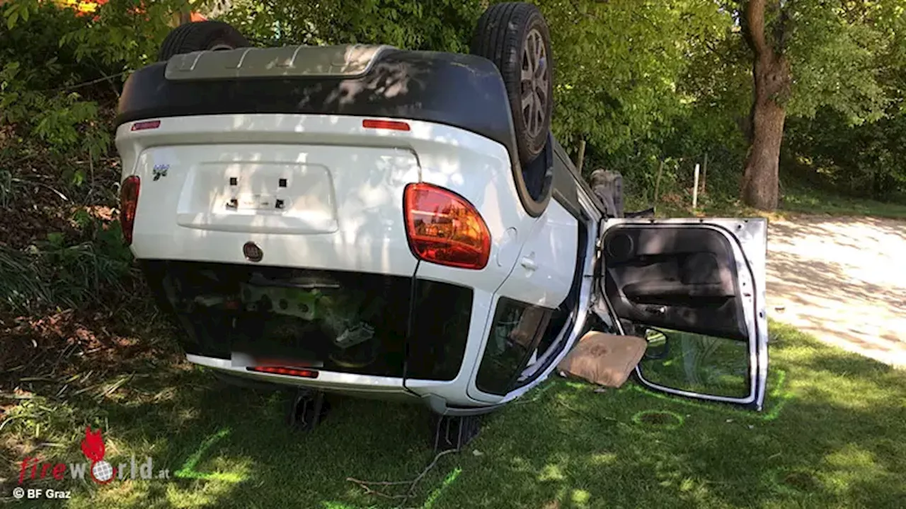 Stmk: Pkw gegen Baum in Graz → Lenker klemmt bewusstlos in am Dach liegenden Auto