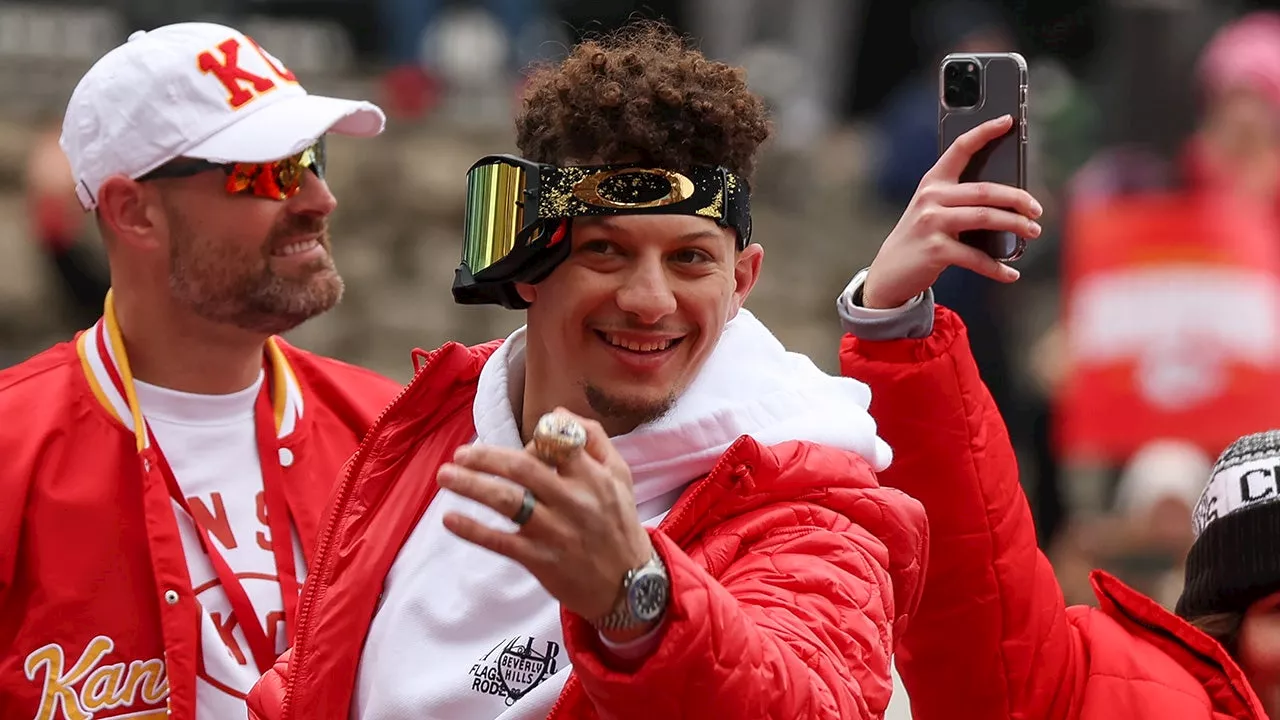 Chiefs' Patrick Mahomes gives Super Bowl rings to Logan Paul for WWE beatdown