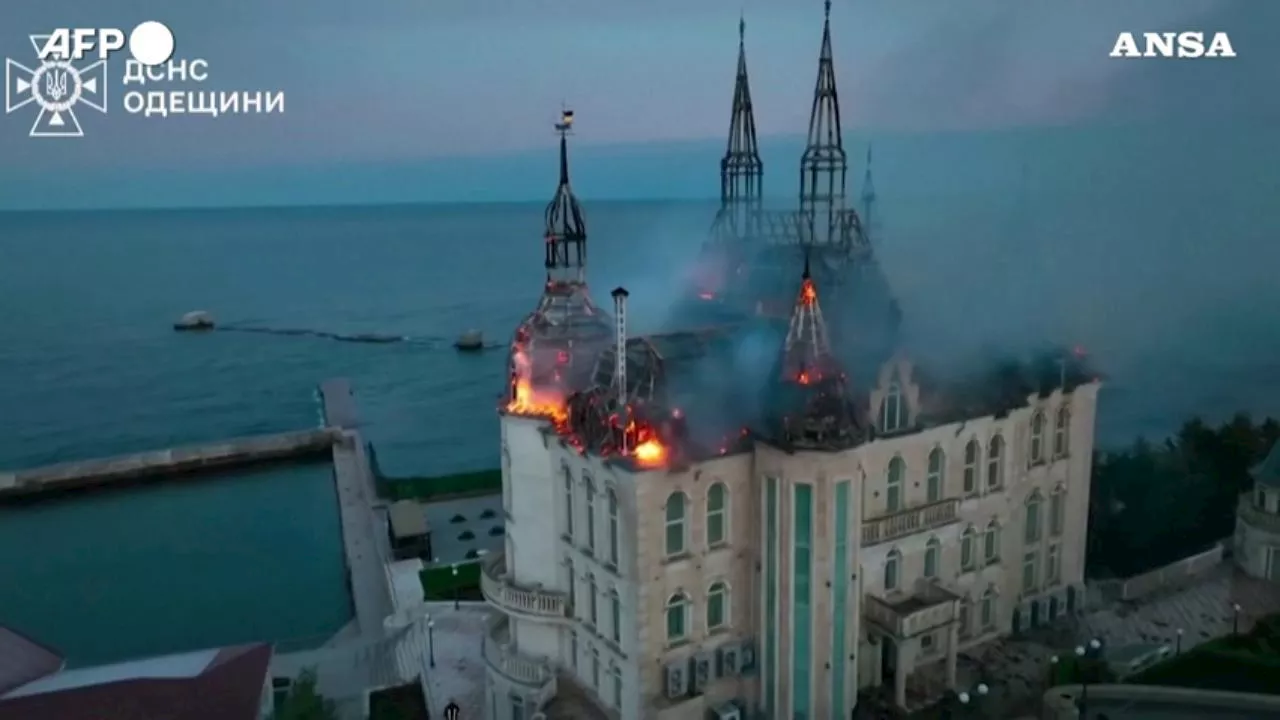 Il 'Castello di Harry Potter' a Odessa è in fiamme, colpito da un attacco missilistico russo