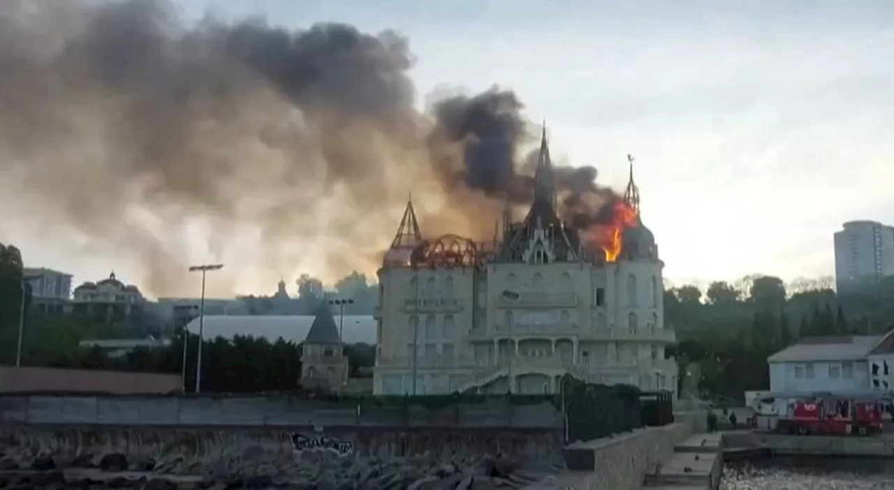 Ucraina, attacco russo a Odessa: in fiamme il Castello di Harry Potter