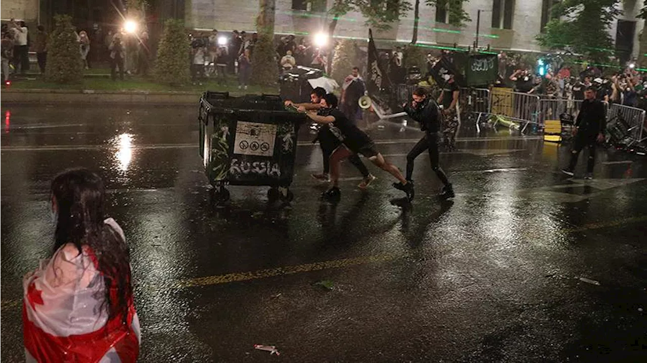 В Тбилиси в ходе митинга против закона об иноагентах пострадали трое полицейских