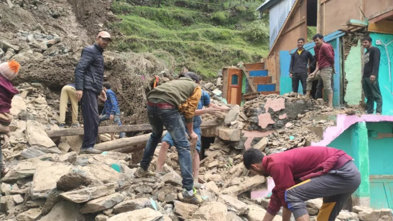 Jammu Kashmir Landslide: जम्मू-कश्मीर में आफत बनी बारिश-बर्फबारी, भूस्खलन से दर्जनों मकान ढहे; स्कूल बंद