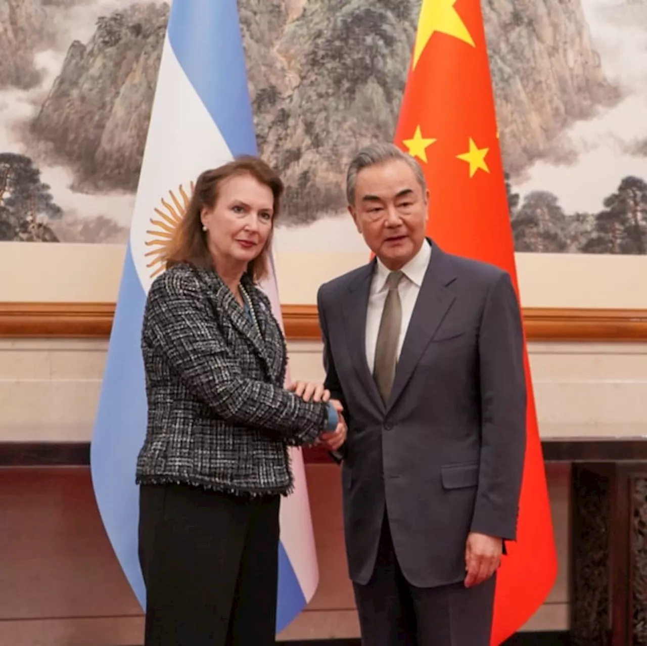 Sin despejar todas las dudas de Pekín, Diana Mondino se reunió con el canciller de China