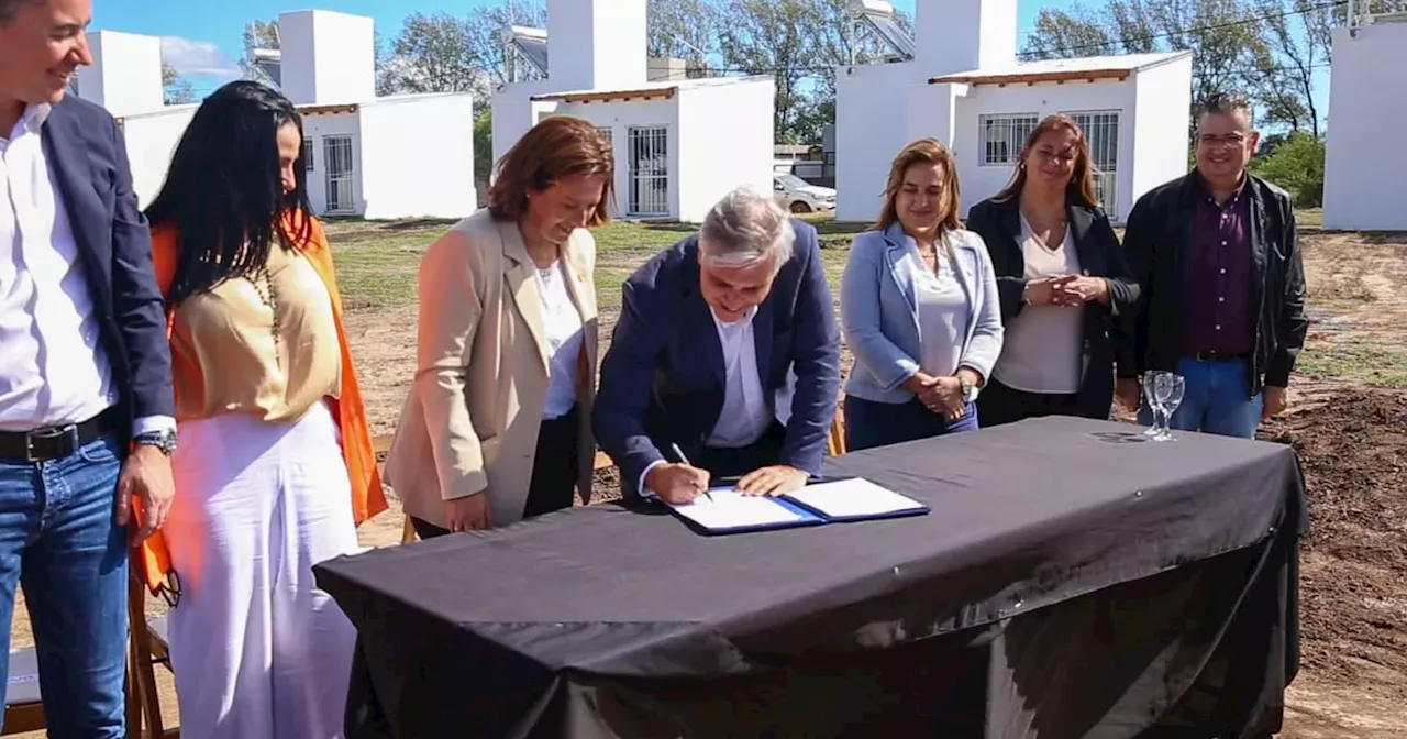 El gobernador en Colonia Caroya: entregó 24 viviendas y dejó algunos anuncios