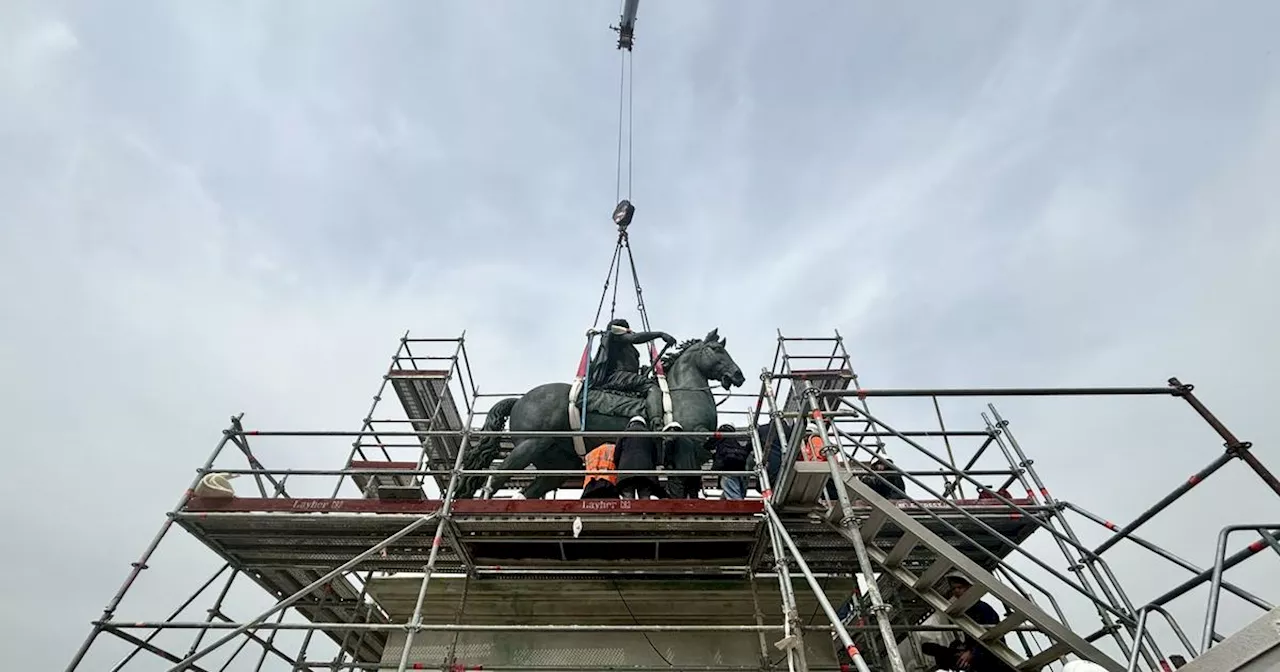 Lyon : la statue de Louis XIV a retrouvé son piédestal place Bellecour