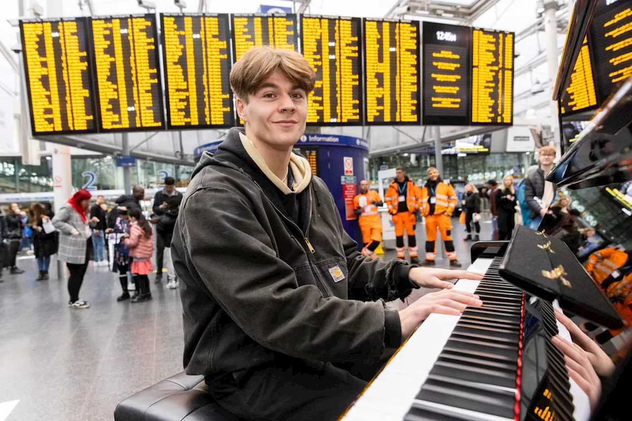 The Piano Channel 4: 'Fearless' Leeds boxer wows crowds in Manchester Piccadilly train station performance