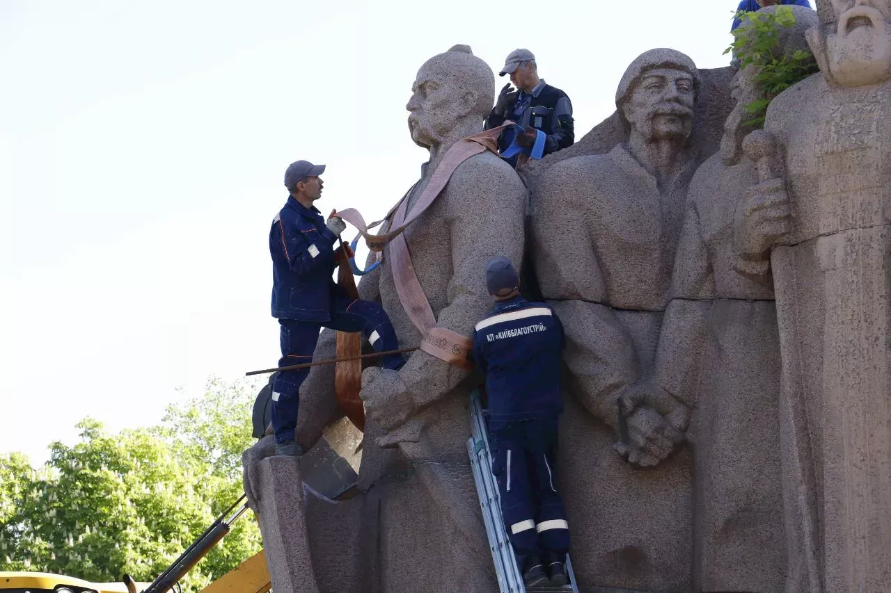 В Киеве начали снос памятника Переяславской раде под Аркой Дружбы народов