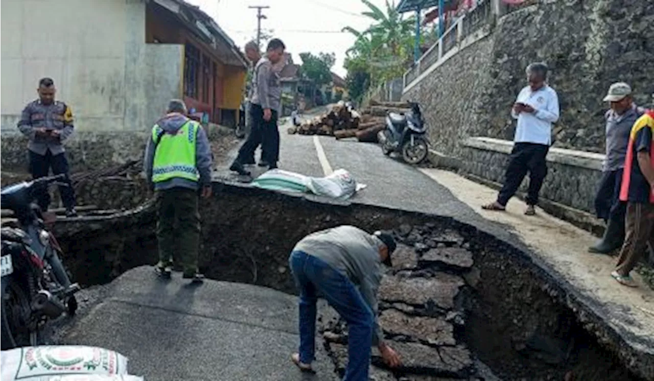 Jalan Penghubung Kelurahan Sawangan Baru Depok Ambles, Arus Kendaraan Lumpuh