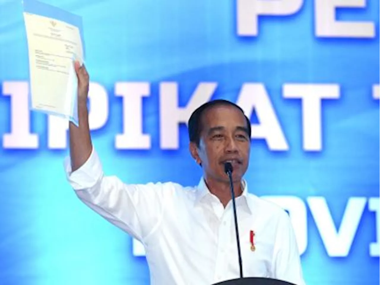 Jokowi Serahkan 10.323 Sertifikat Tanah Elektronik Kepada Warga Bayuwangi