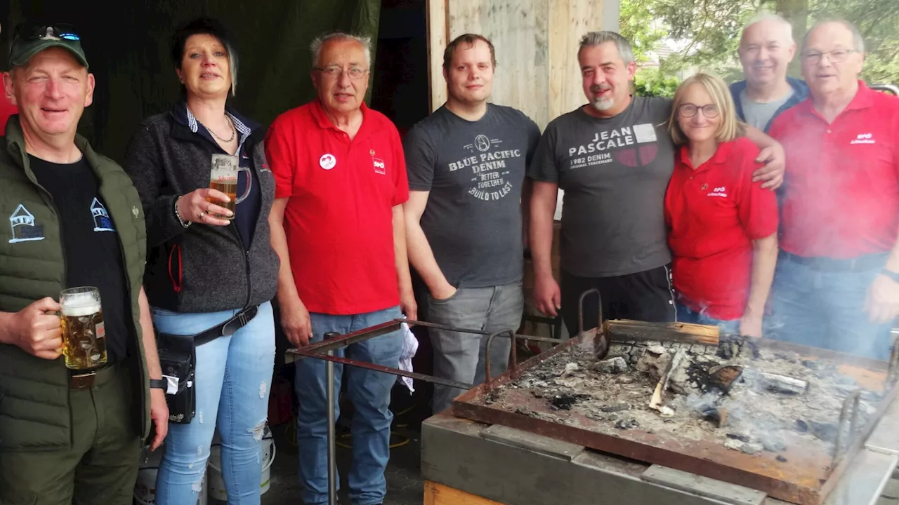 Am unteren Stadtplatz: Maibaum aufgestellt, Frühschoppen gefeiert