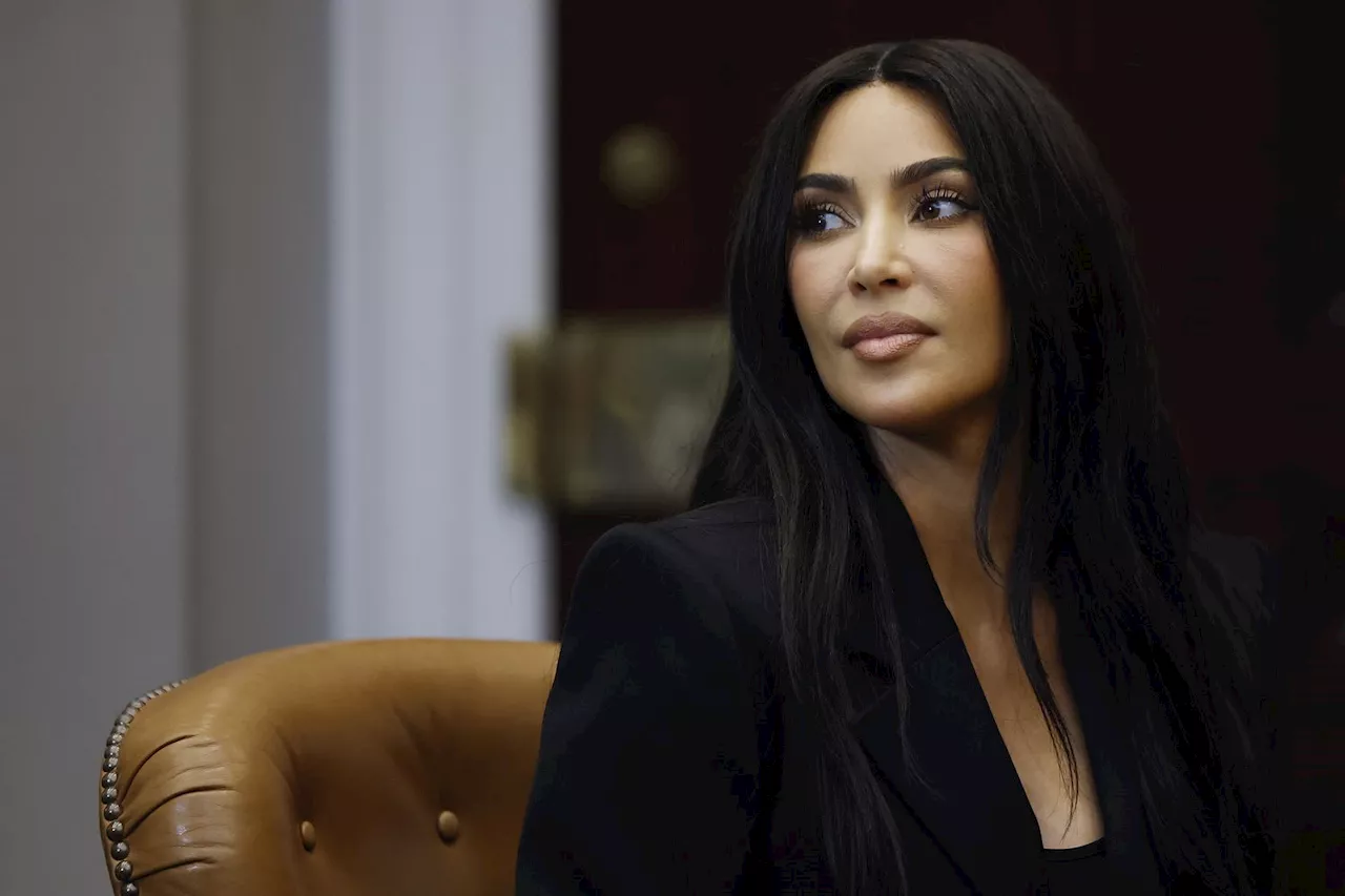 Kim Kardashian regresa al platino pero con un toque diferente que marca tendencia