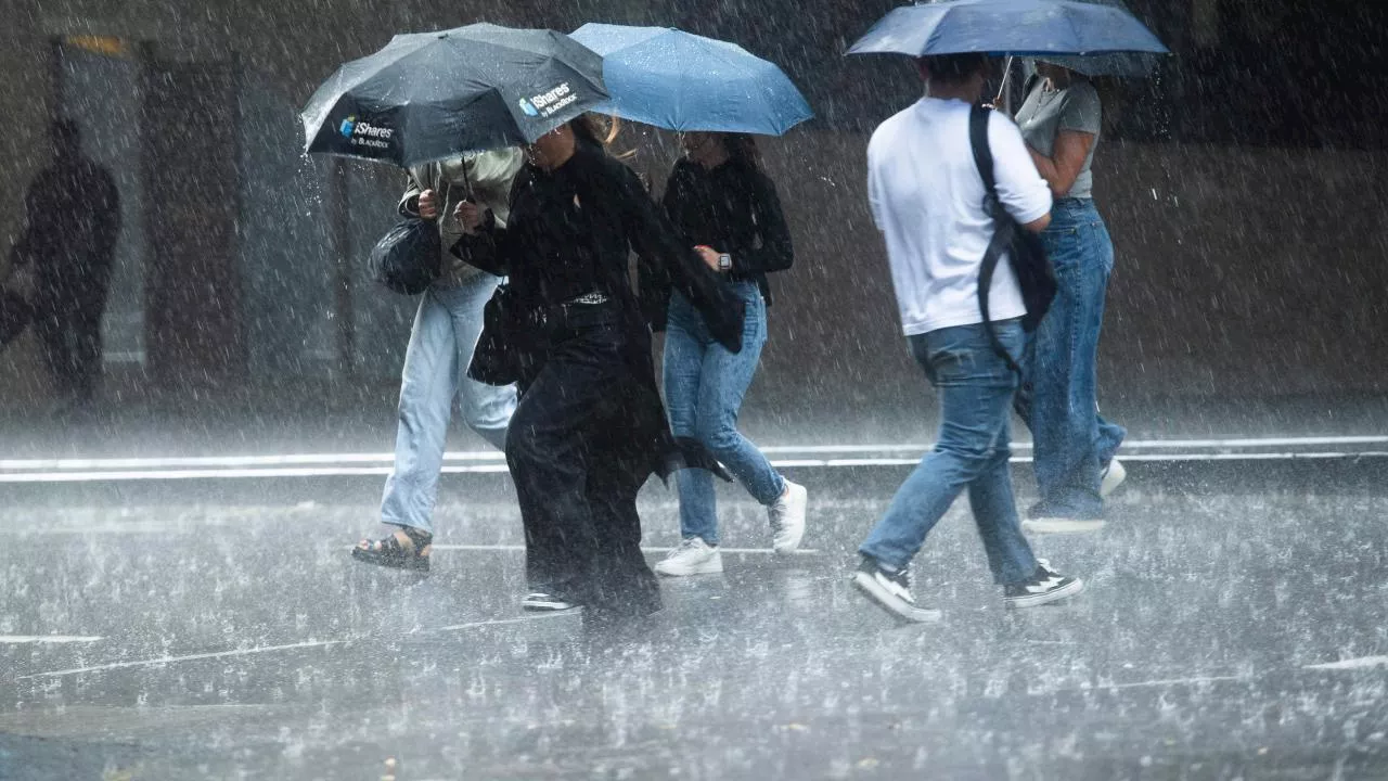 East coast braces for rain bomb with 100mm set to batter NSW