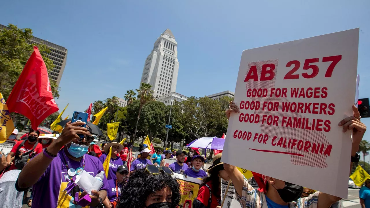 California Minimum Wage Raised to $20 for Fast Food Workers Thanks to Organizing