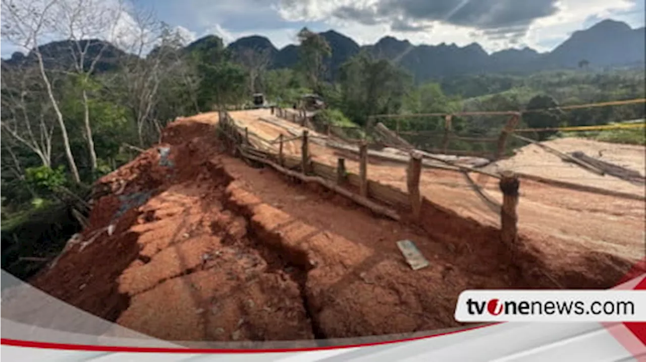 Jalan Antar Desa di Sijunjung Alami Terban, Warga Tamparungo Sumpur Kudus Gunakan Jembatan Alternatif dari Kayu