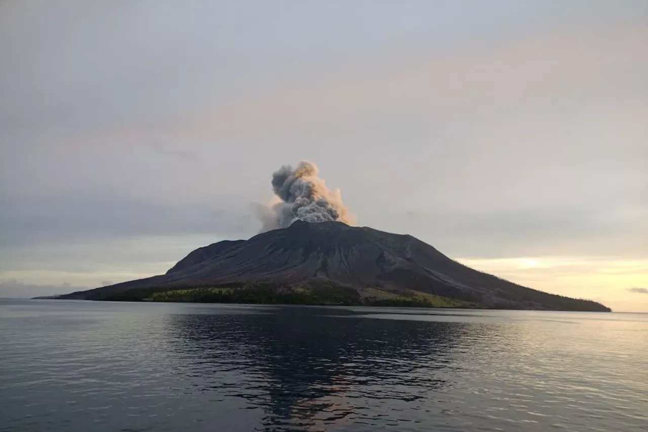 Letusan Gunung Ruang: 12,000 penduduk dipindahkan, potensi tsunami