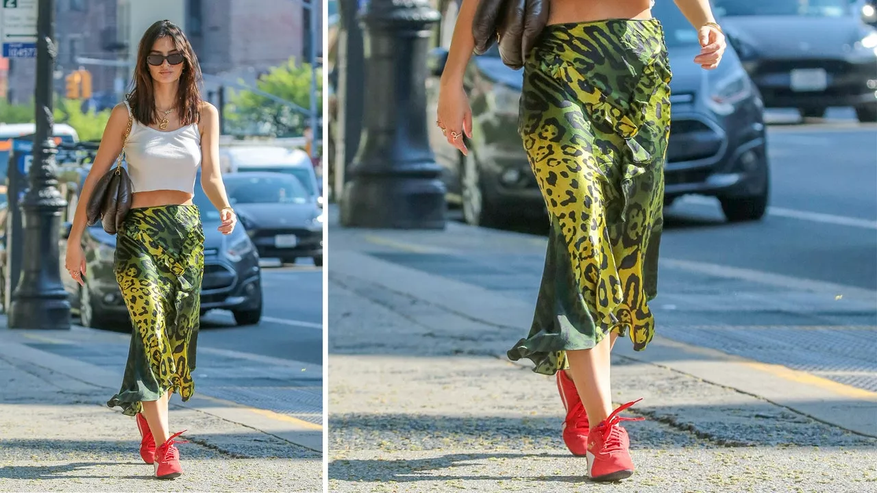 Emily Ratajkowsi se atreve con falda animal print verde y tenis Puma Speedcat rojos en mayo 2024