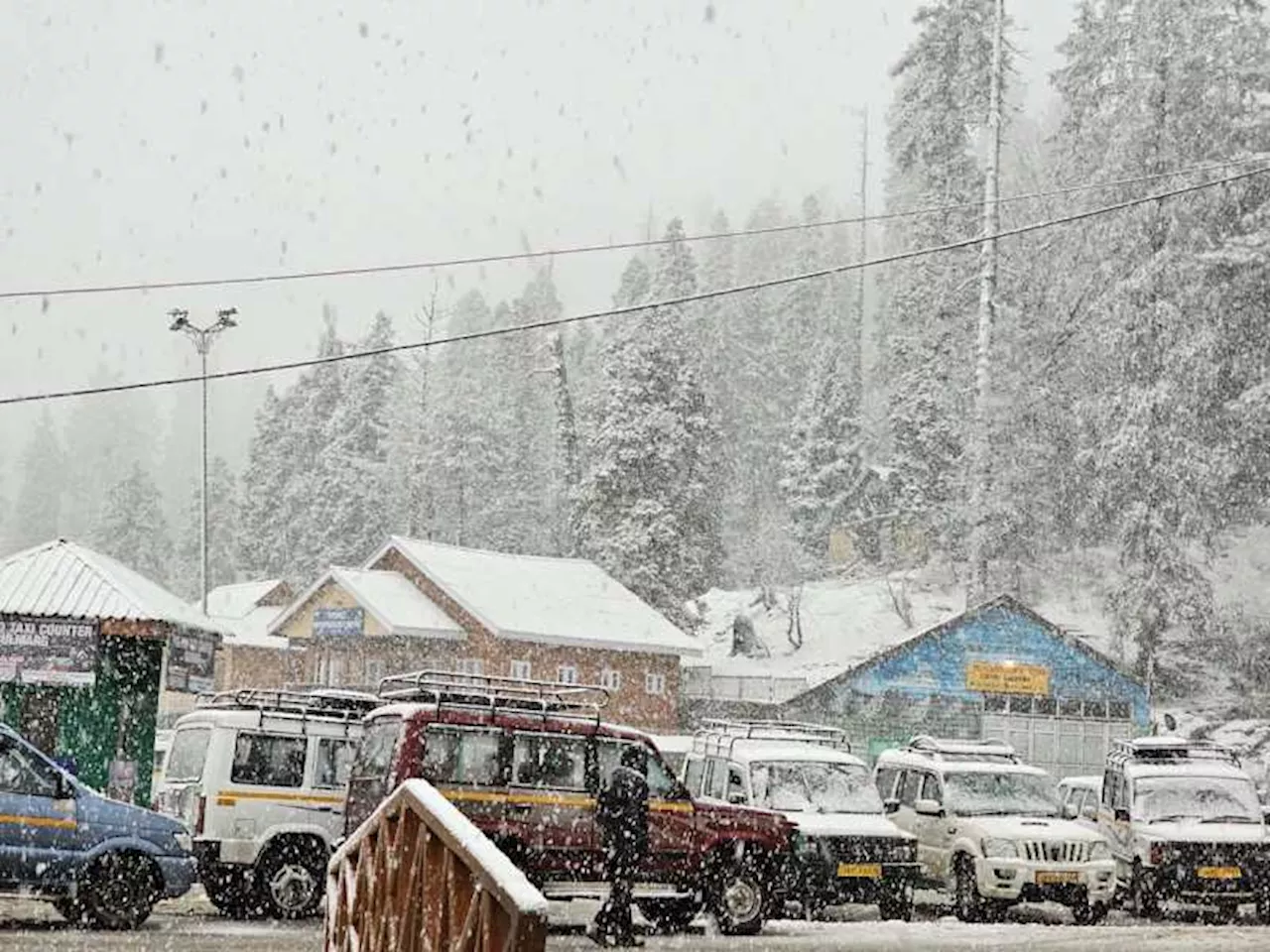 Jammu Kashmir: એપ્રિલમાં હિમવર્ષા જોઇ લોકો આશ્વર્યચકિત! વરસાદે મચાવ્યો આતંક, રોડ તણાયા