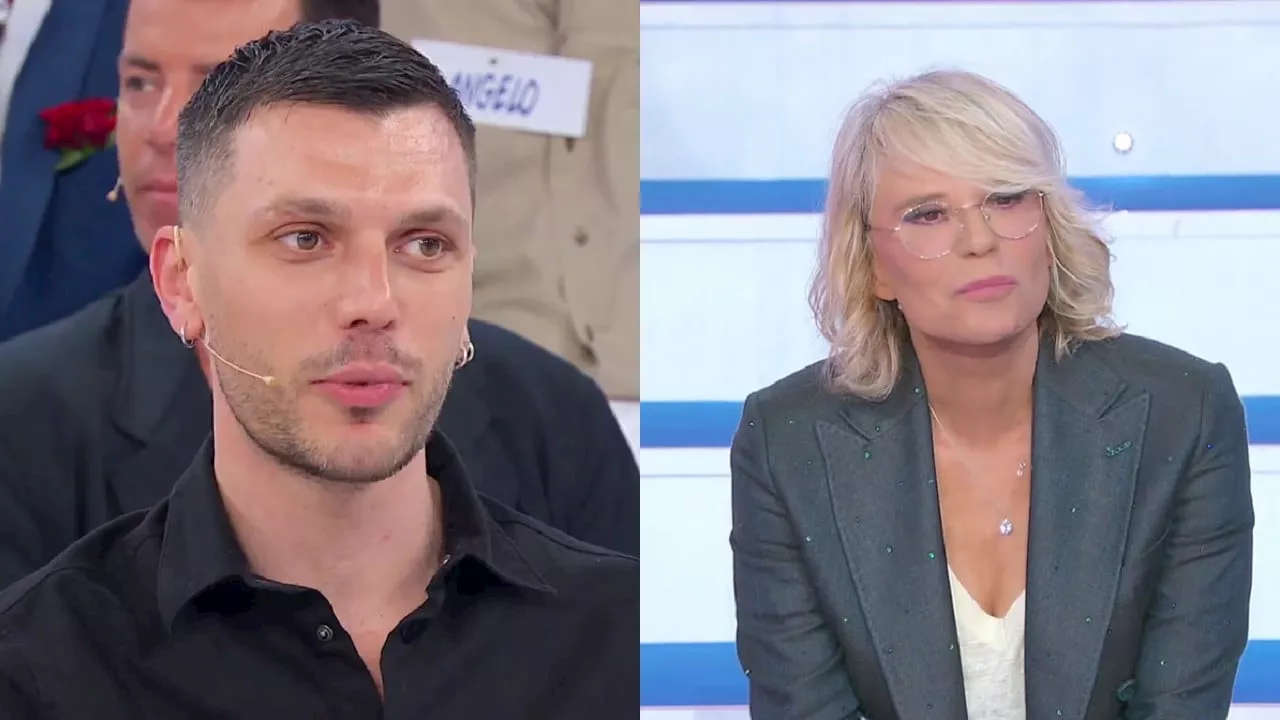 Uomini e Donne, Daniele Paudice imbarazza una corteggiatrice, interviene Maria De Filippi: 'Sei molto strano' [VIDEO]