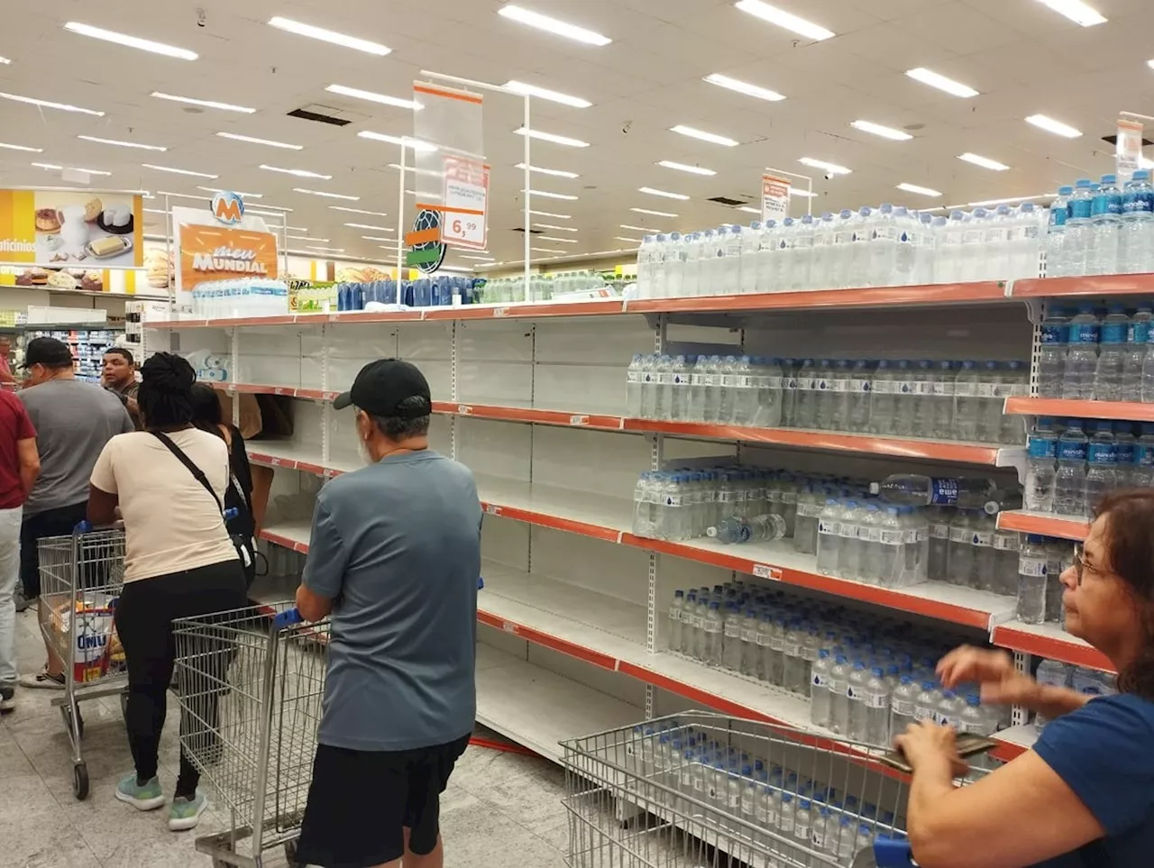 Filas em supermercados e aumento na procura por carros-pipa: moradores de Niterói estocam água