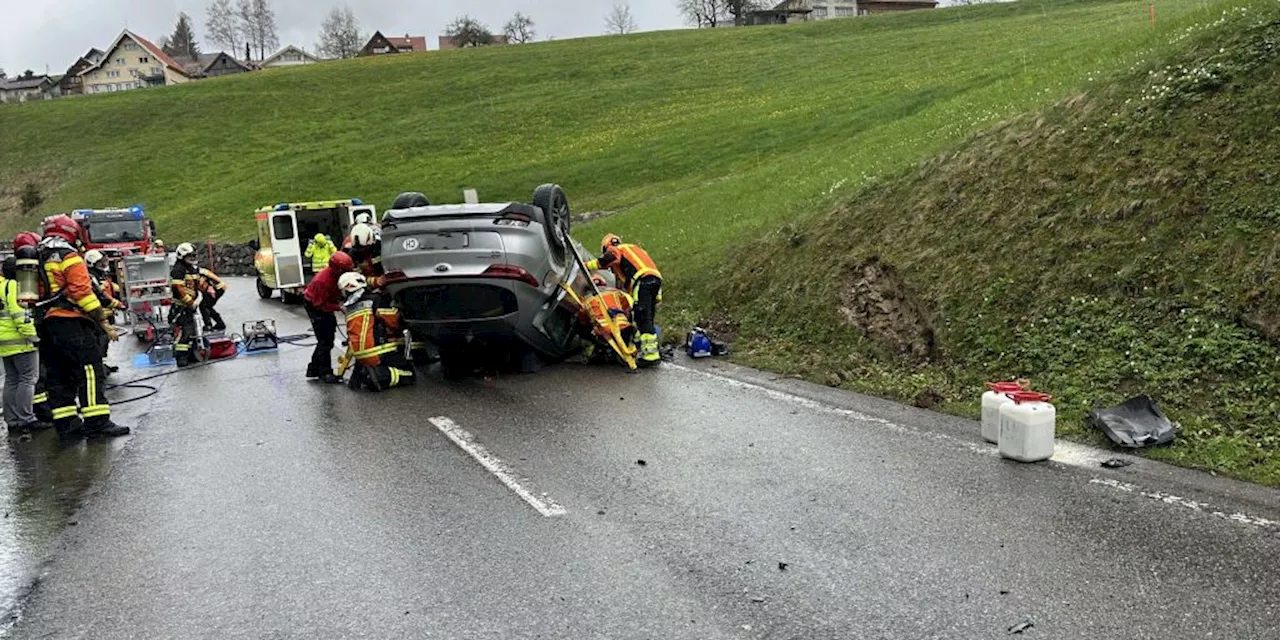 Speicher AR: Auto landet nach Kollision mit Postauto auf Dach