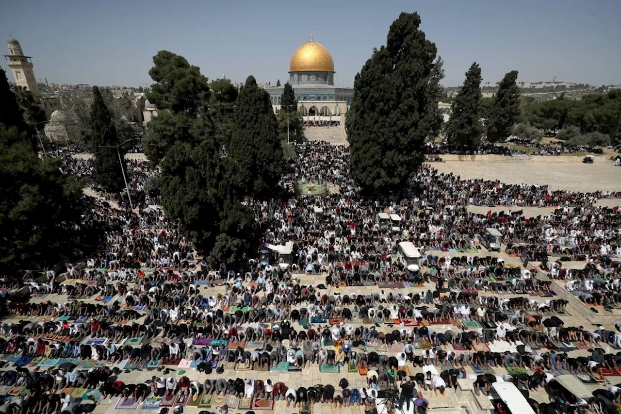 120 ألفاً يؤدون صلاة الجمعة الأخيرة من رمضان في الأقصى