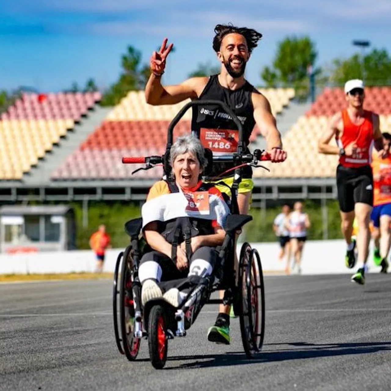 Madre e figlio con la sclerosi multipla correranno insieme alla Milano Marathon