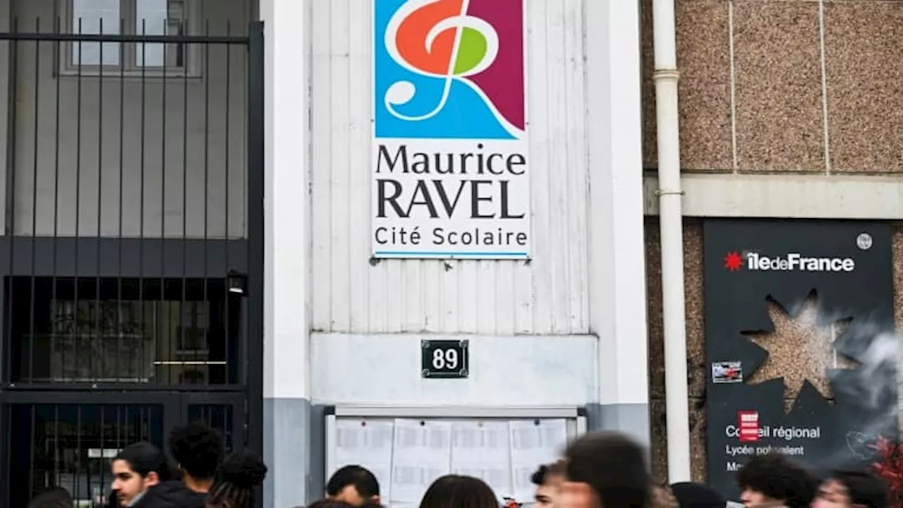 Paris: Valérie Pécresse remet une médaille au proviseur démissionnaire du lycée Maurice Ravel