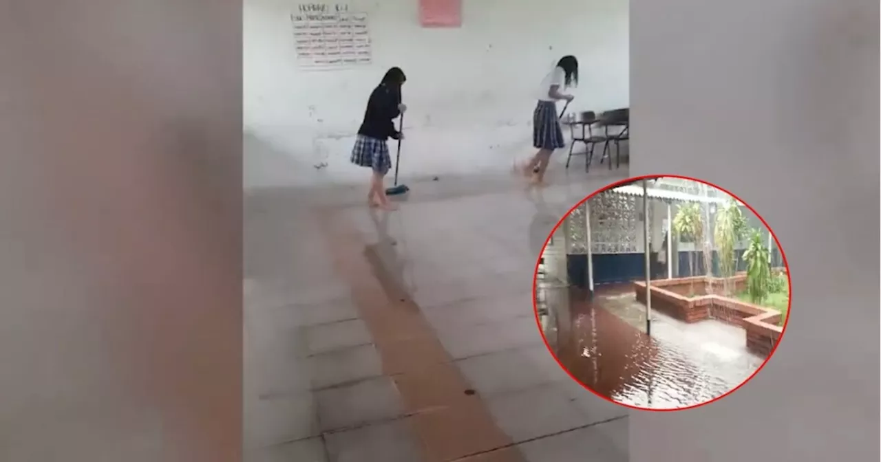 Con escoba en mano, estudiantes sacaron el agua de colegio afectado por lluvias en Santander